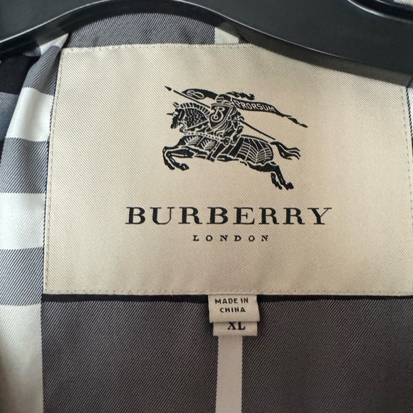 Burberry thin puffer with hood - Picture 5 of 7